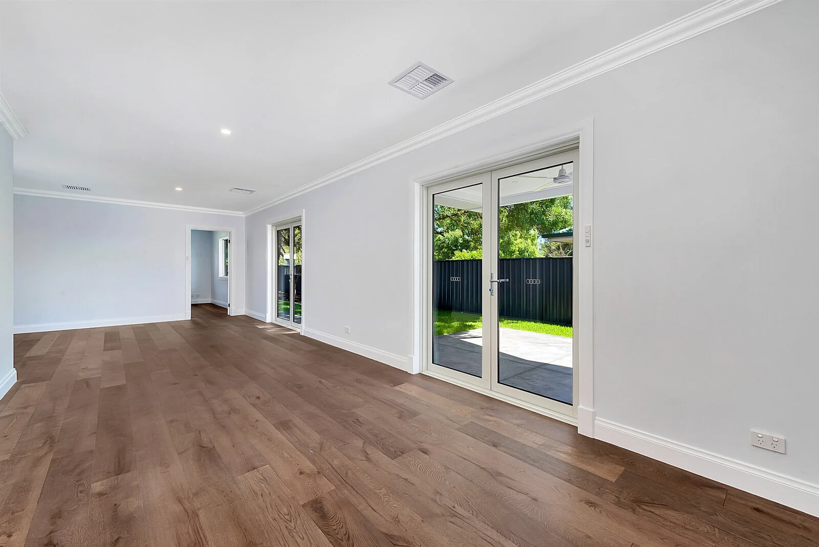 ELY STREET - DINING ROOM