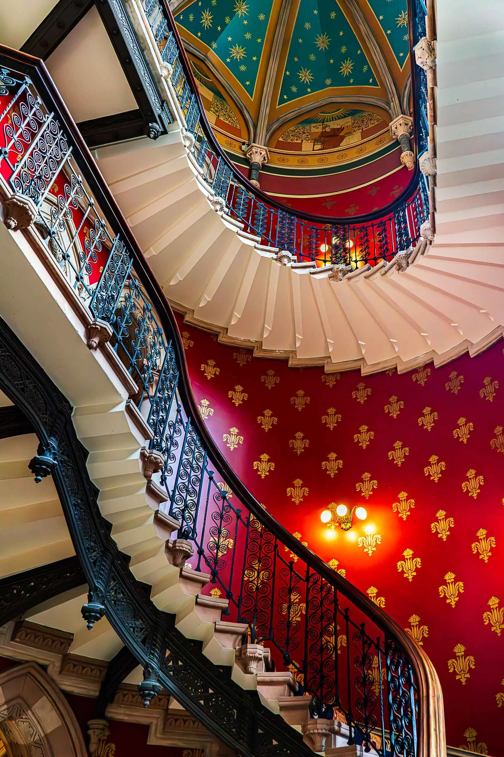 st-pancras-swirling-staircase.jpg