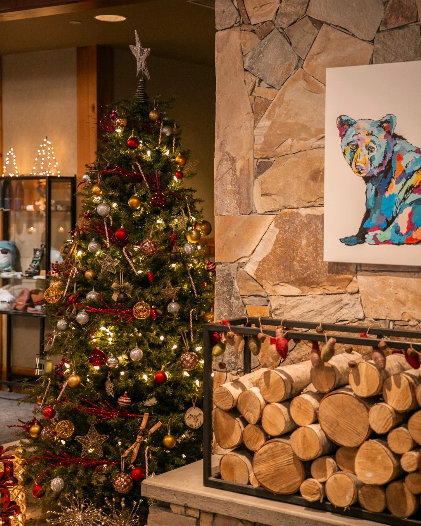 Fire&rsquo;s on, lights are twinkling, and Whistler&rsquo;s ready for its coziest season yet. ✨

Welcome to holiday season at Sundial Hotel.

#sundialhotel #whistler #whistlervillage #holidayseason #whistlerchristmas #cozyescape #wintergetaway #beaut