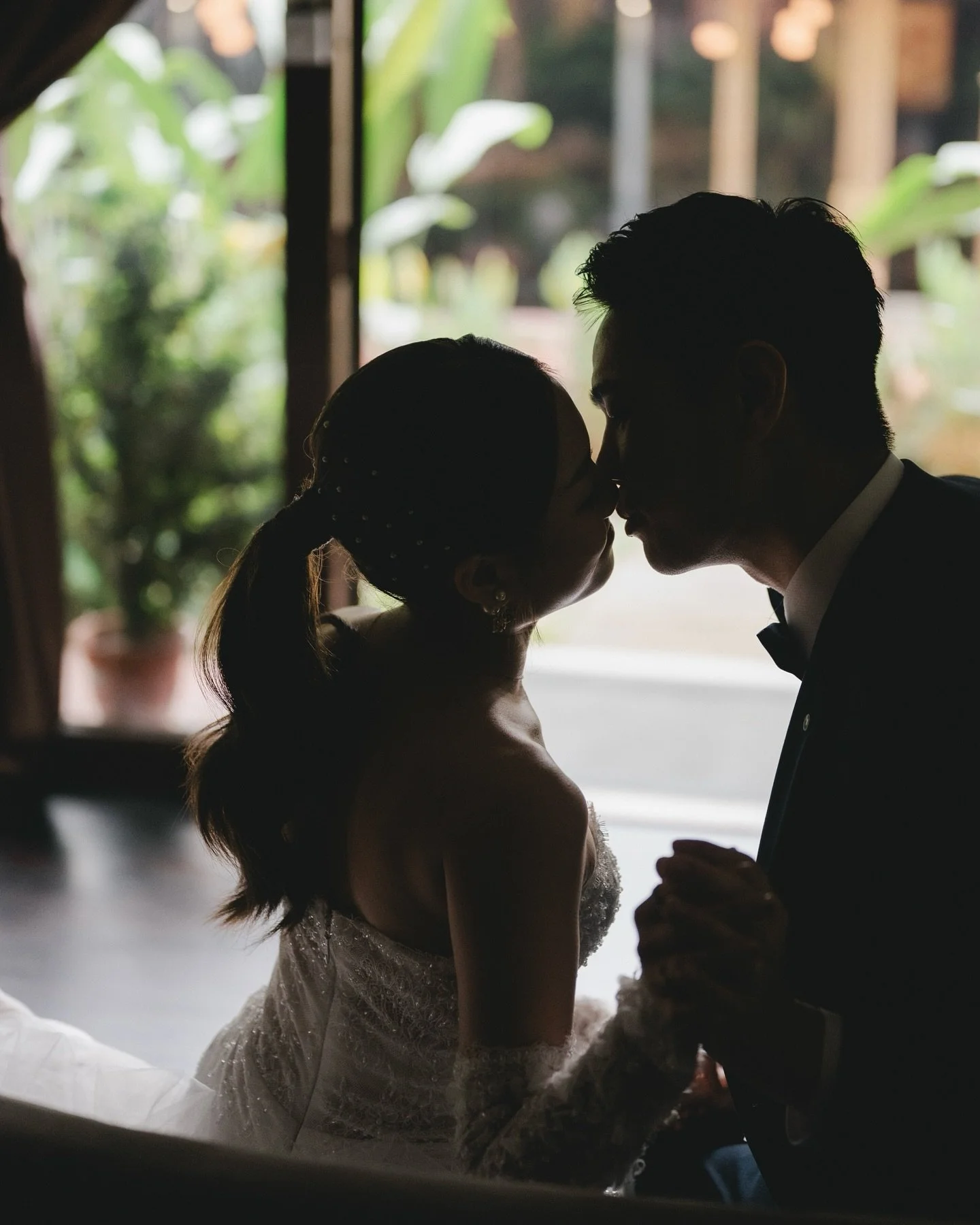 Photograph courtesy of JiaYang and Jessica
Still remember that cloudy day where no sun is setting, weather just turns humid and cold. It’s another rainy saturday night, but the wedding reception of @jiaayanng and @doindoinlilkaka_ just added s