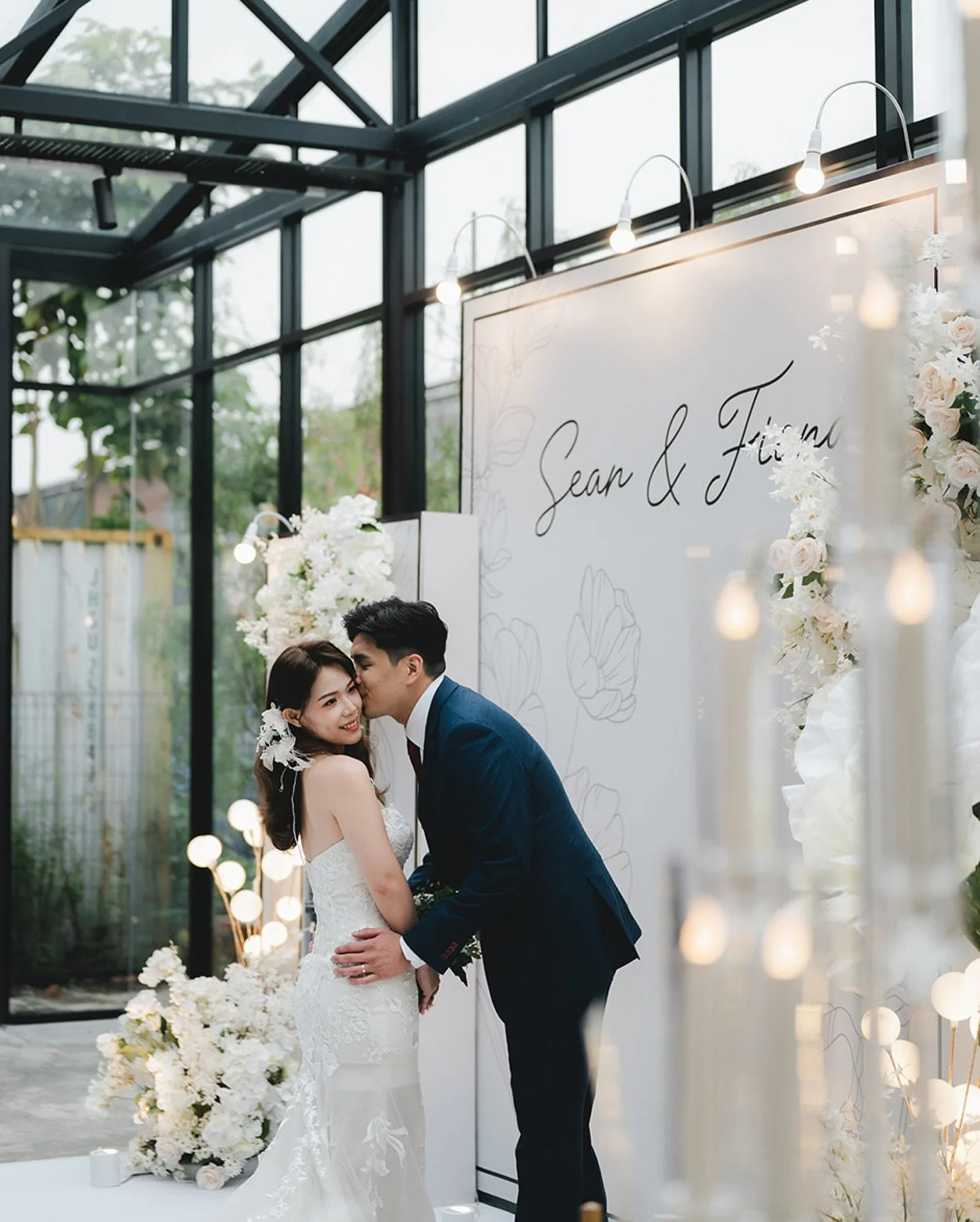 Photograph courtesy of Sean & Fiona
Love in the cabin is real, 冲上云霄is real!3万英尺的爱情在这天一起迈向婚礼了!From prewedd to actual day, couldn’t be more grateful, thnks for having me along your love journey. 
Photo @byhanwen 
Assist @raymond1918 
MUA @h
