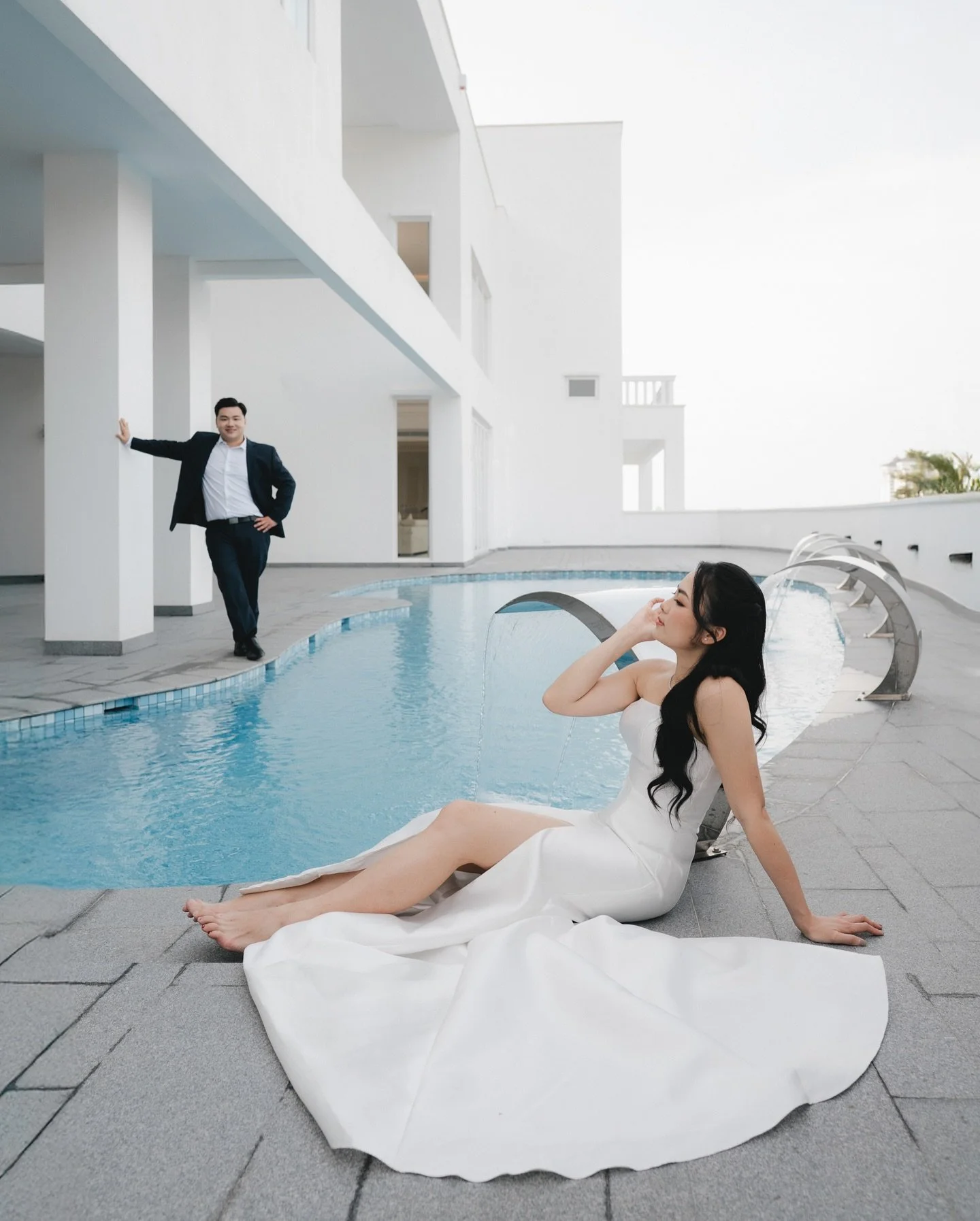 Pool, chandelier and marble stone. Thats all we need for this mansion prewedding. 
Photograph courtesy of Kevin and YanXin
Photo @byhanwen 
MUA @miholim_makeup 
Gown @23wedding.luxe 
Bride @yxk.flip 
#preweddingphoto #malaysiaweddingphotographer #k
