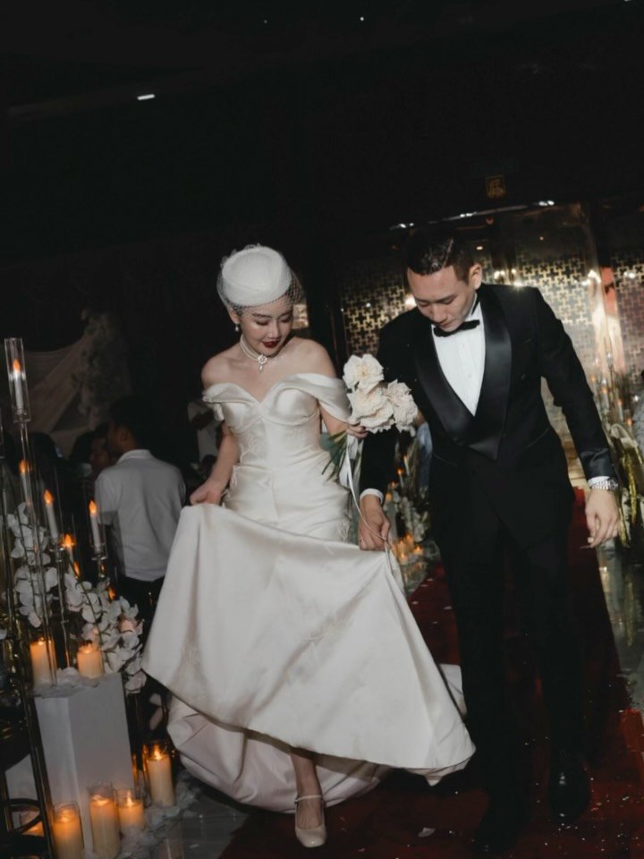 What a night！When classic meet modern
Swipe left to feel the vibes from the night！
Image created with spatial scene effect 

Photograph courtesy of @eunicekk_ @17mwp 

Photo @byhanwen 
Assist @byjiejie_ 
Gown @sassylassie_weddinggown 
MUA @aymakeup_