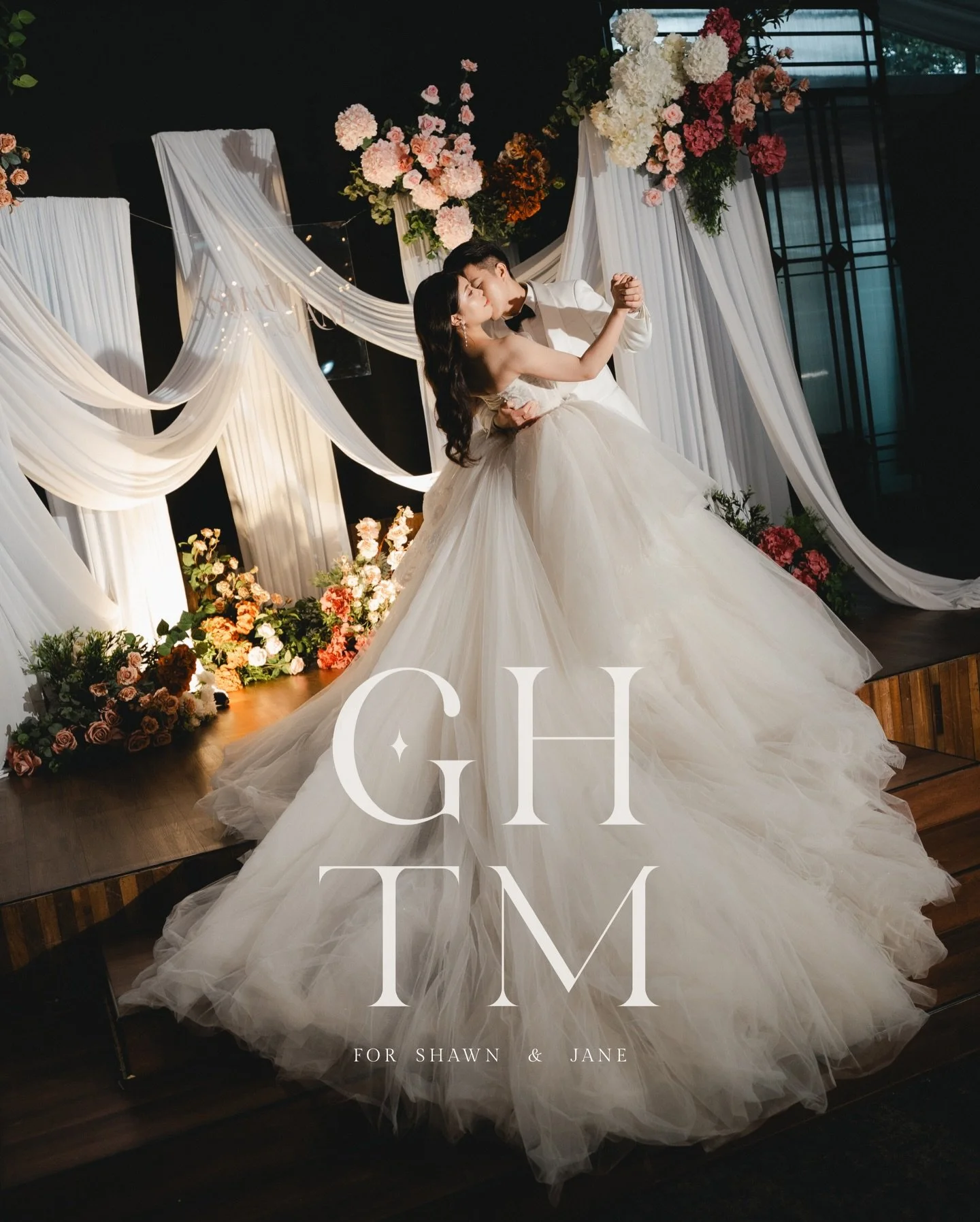 Celebrate 14 Dec Hug Day with Shawn &amp; Jane！ They elevate the day with their beautiful hugs, lovely smiles and sweet kissing ❤️

Photo @byhanwen @50mm_bygrace 
MUA @morphosisimagestudio 
1st Gown @gellyweeweddinggown 
2nd Gown @mydressroombridal 
