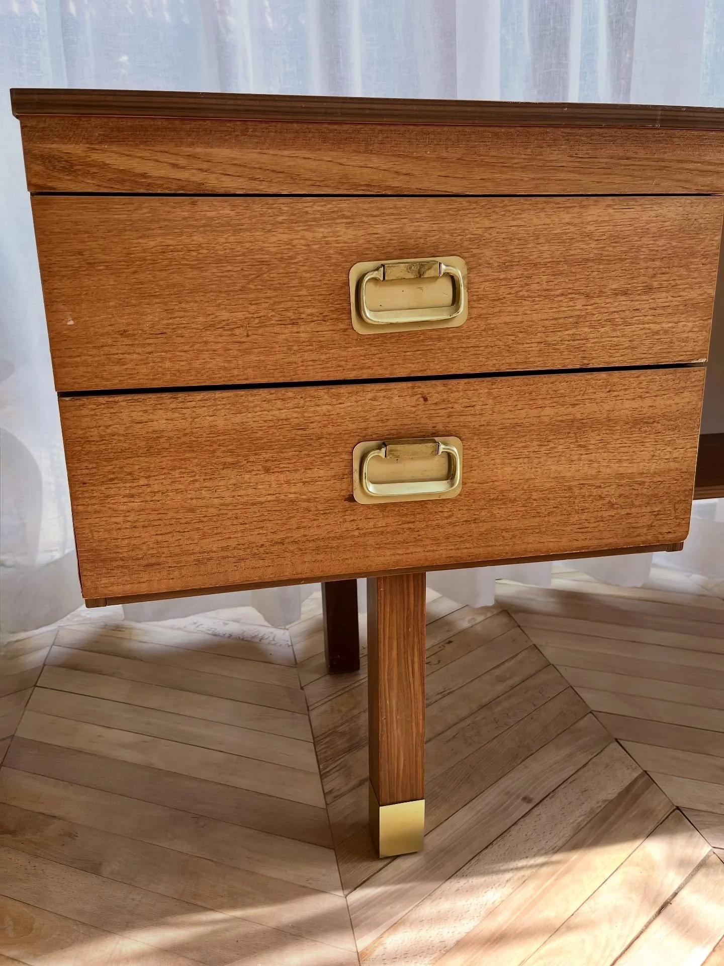 It&rsquo;s the little details on this 1960s Durable Suites dressing table/desk that make it so unique. 
The brass clad feet are just 🤌🏽😮&zwj;💨
This does come with a trifold mirror which is being repaired. But you could easily use it as a desk wit