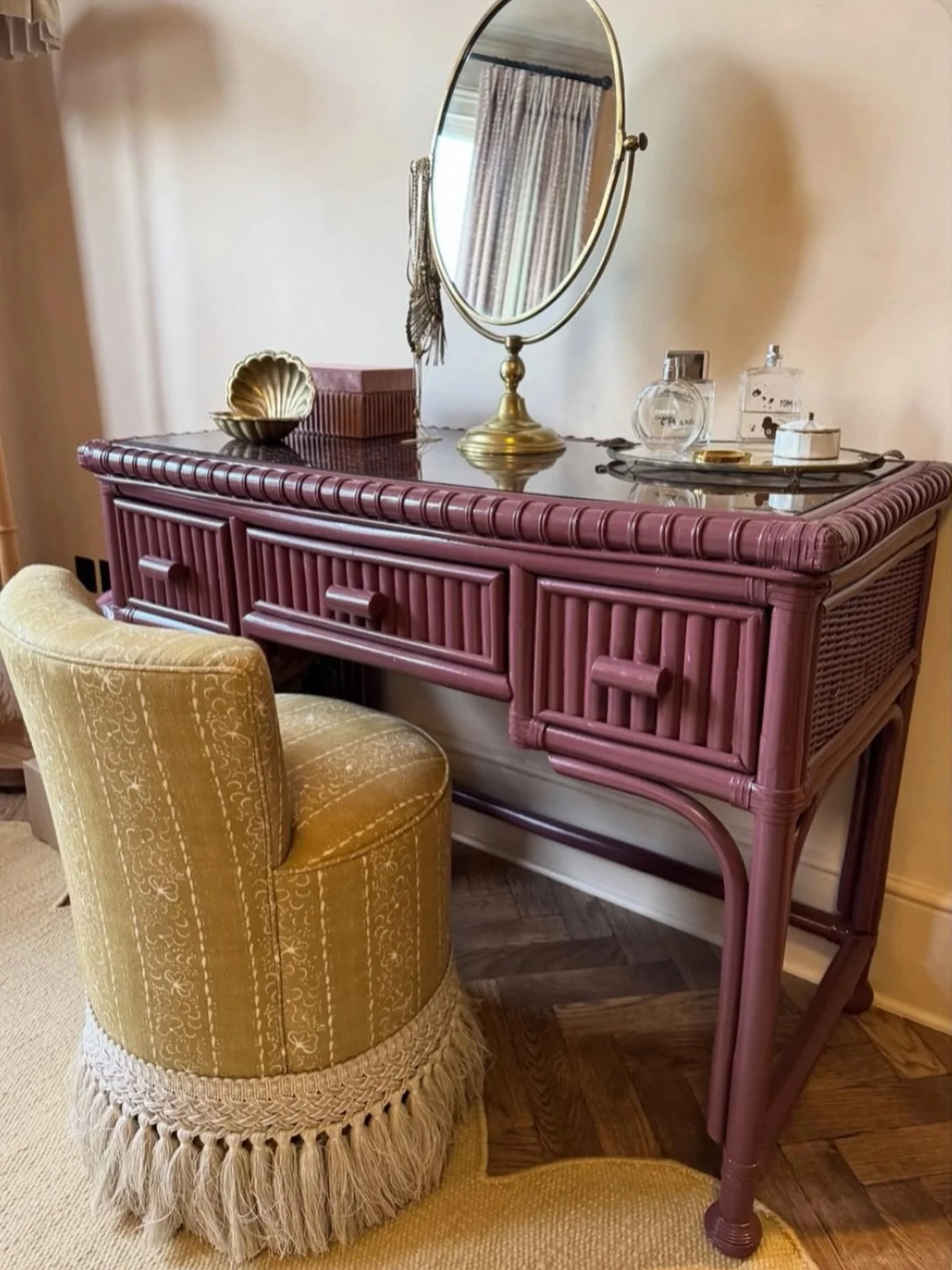Just one of the pieces I sourced for the fabulous interior designer @uns.hobbs_interiors from one of her latest projects. 
I was given a brief and was able to source this vintage reeded bamboo dressing table, it was then sprayed in @littlegreenepaint