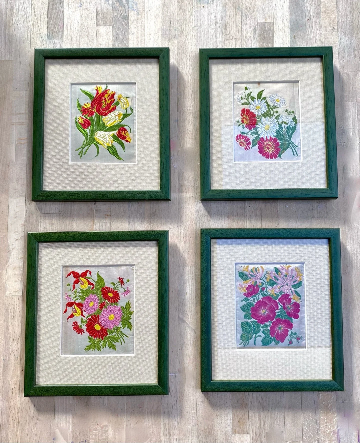 Set of Four Framed Vintage Embroidered Kensitas Flowers Cards
This gorgeous set of framed embroidered cards is made up of four different designs. Each one has two different flowers embroidered in silk thread.

These beautiful, unique, Kensitas woven 