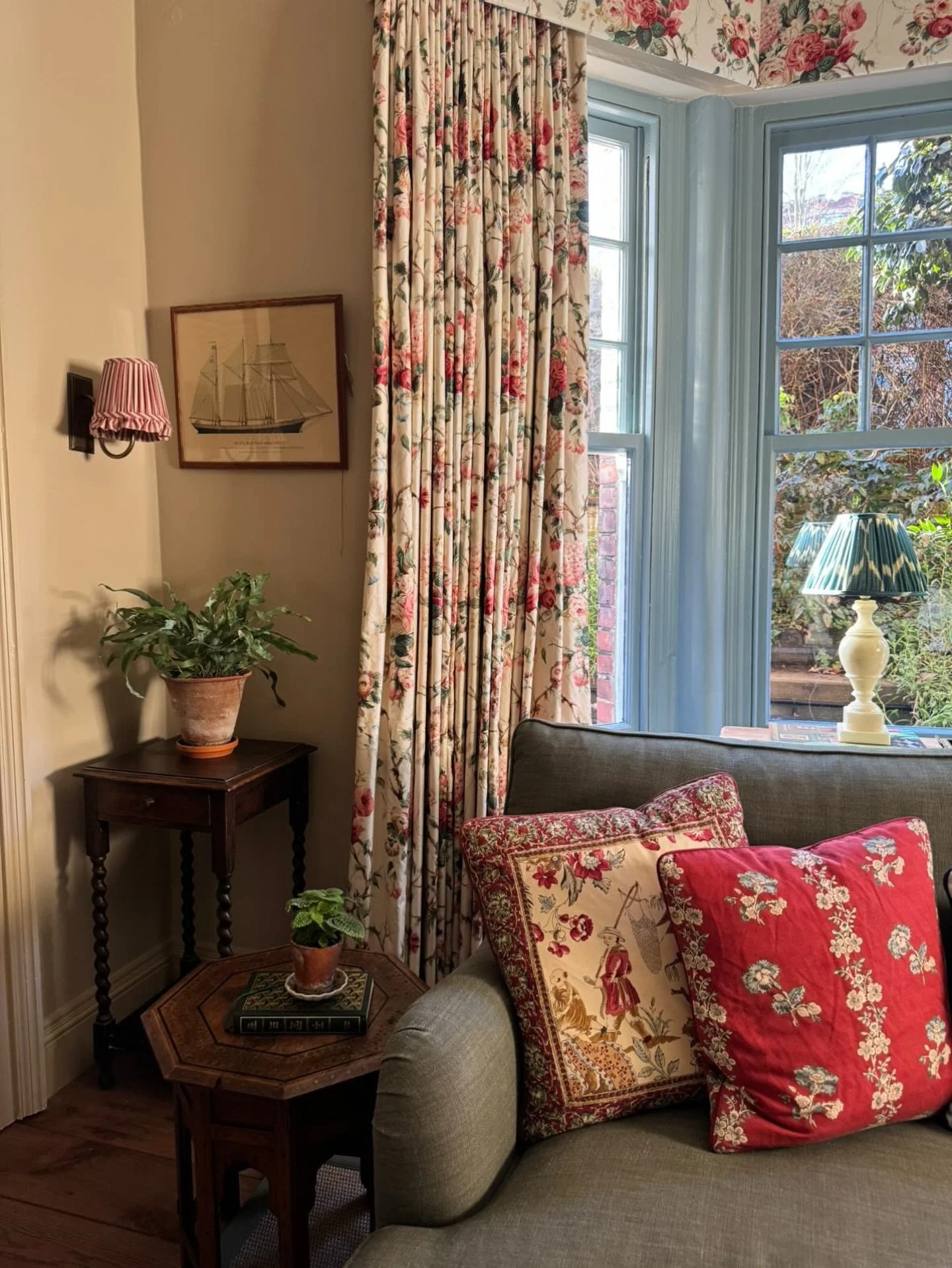 Did you know I offer custom sourcing on all projects both big and small? 
This home was designed by the wonderful @uns.hobbs_interiors which blends colour and pattern beautifully but also incorporates both new and vintage seamlessly to give that live