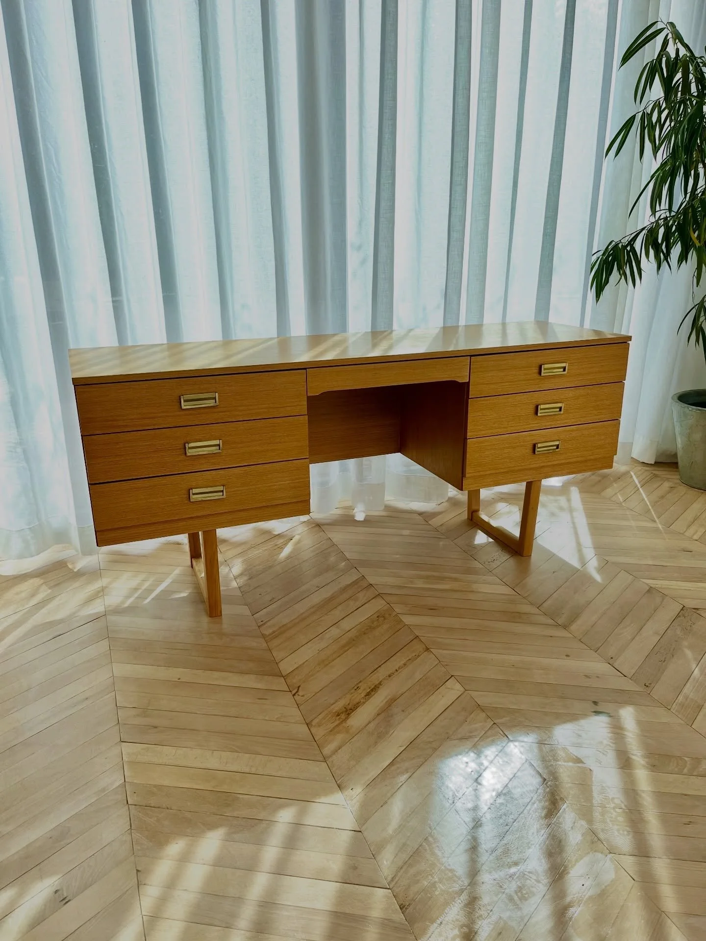 Scroll to see the before 👉🏽
Mid Century Seven Drawer Dressing Table/Desk With Brass Pulls
Refurbished 1960s dressing table, which has had one owner only since new. 

This dressing table was in very bad condition with lots of scratches and a large w