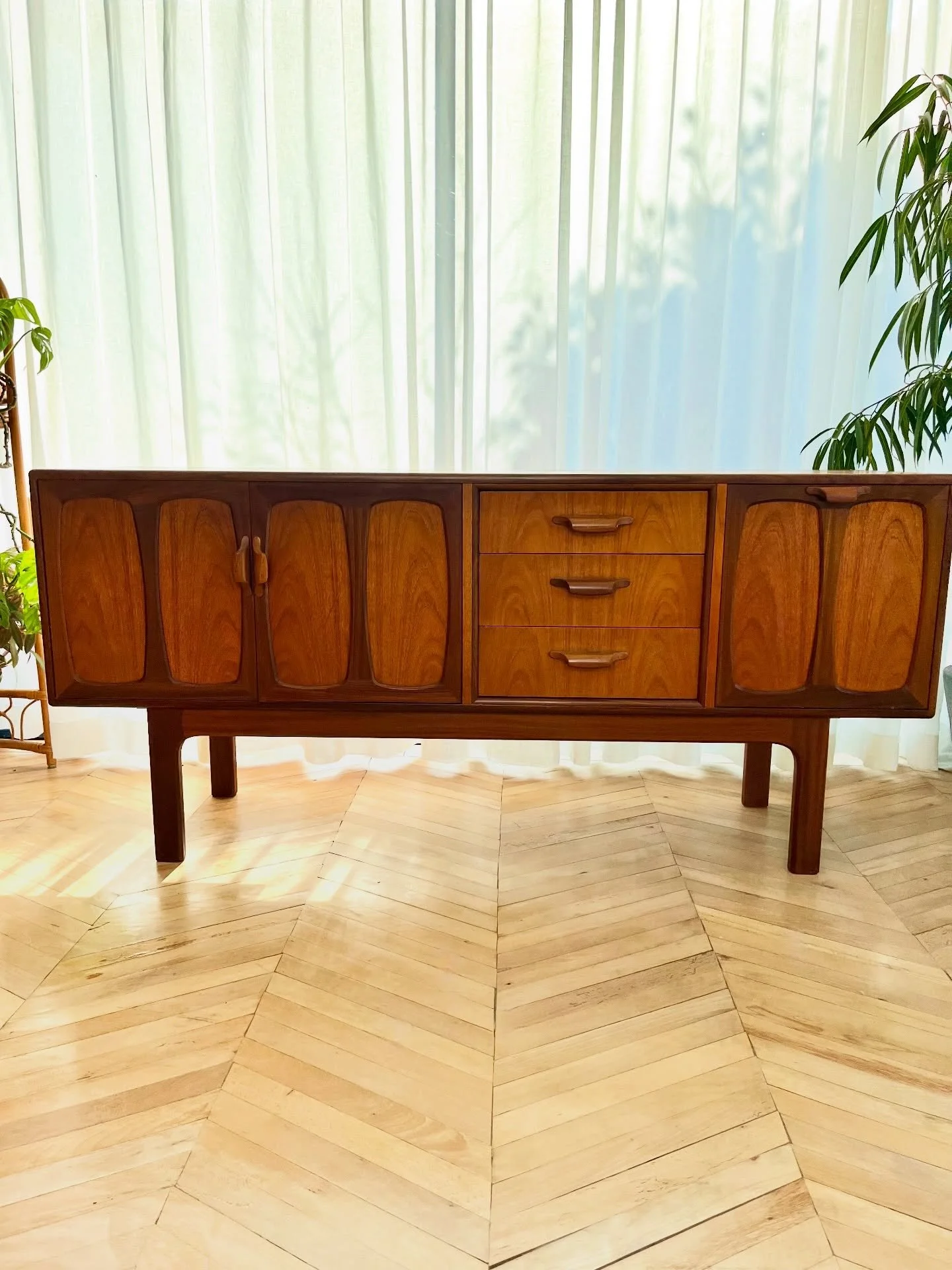I have actually had this piece for over 10 years and it&rsquo;s lived in a couple of houses and in many rooms so a very versatile piece. I have sanded the top and sides back as it&rsquo;s been used and abused but now in tip top condition ready for it