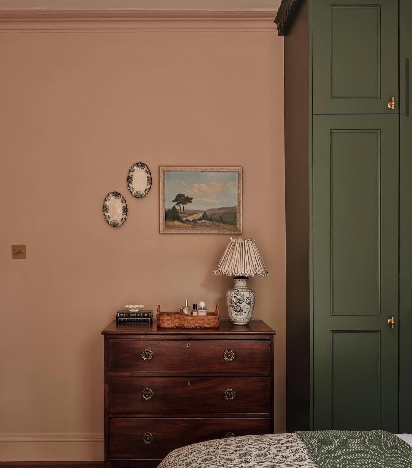A little slice of antique heaven in this room designed by @uns.hobbs_interiors 
This Georgian chest of drawers was sourced for this project by myself, as one of lots of pieces. 
If you are looking for a vintage or antique piece but just can&rsquo;t s