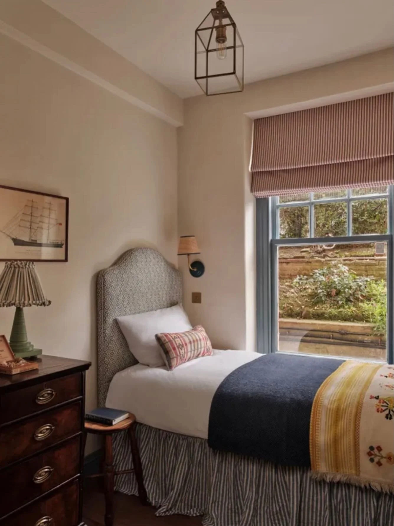 Another one of @uns.hobbs_interiors where I sourced some soft furnishings for this project. 
This room features a Mexican folk blanket, giving the room a little pop of yellow sunshine 🌞