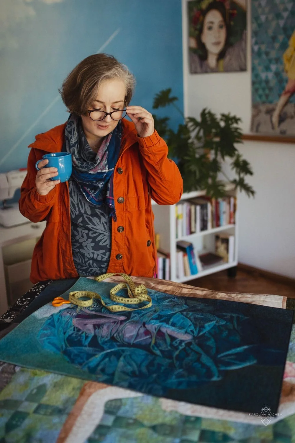 Artystka pracująca nad obrazem tekstylnym przy maszynie do szycia