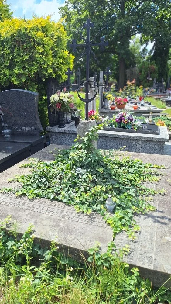 Grób Eleonory Plutyńskiej na cmentarzu parafilanym w Wilanowie, w Warszawie.