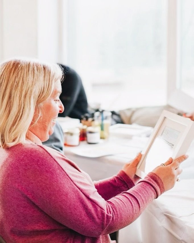 Looking for a meaningful Christmas gift AND a great night to enjoy the festive vibes? 🌲✨🥂✍️

Our 18th Dec Paint &amp; Sip offers both - a fun, creative escape and a gorgeous handmade present to take home (we won&rsquo;t judge if you end up keeping 