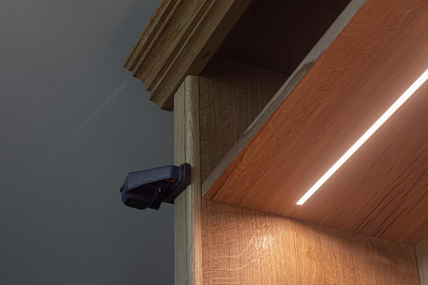 Big oak fitted bookshelves with mounted lights. #wood #oak #handmade #woodworking #woodenfurniture #furniture #bespoke #crownmoulding #sidebead