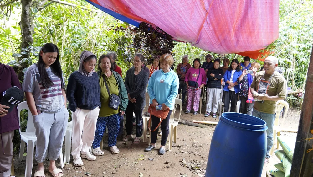 Prayer before session.JPG