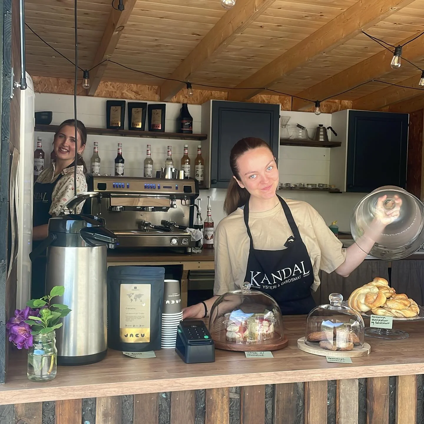 OPEN KAFFIBAR 

Kvar laurdag og s&oslash;ndag 11-16 heile sommaren held vi ope. 

Adressa er Kandalsvegen 1372, 6823 Sandane

Vi gler oss til &aring; sj&aring; deg🌟