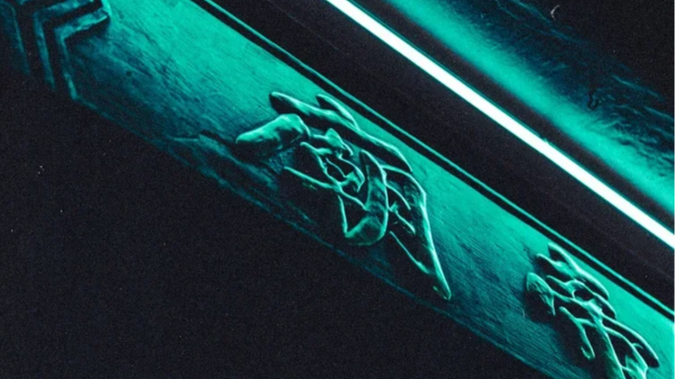 Lettrage au néon bleu avec caractères arabes sur une surface en bois.