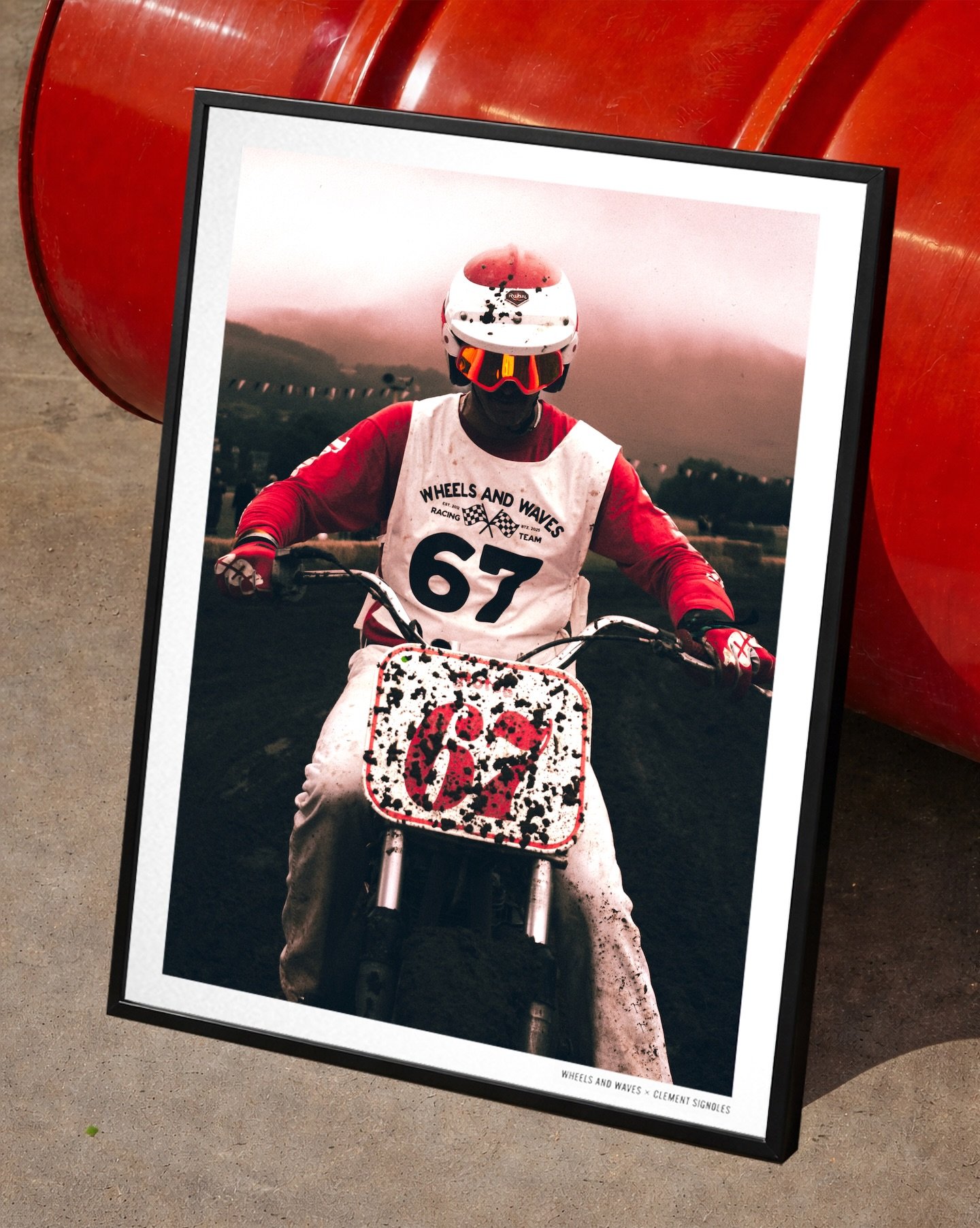 Wheels and Waves &times; Cl&eacute;ment Signoles
Une collaboration n&eacute;e &agrave; Biarritz, au c&oelig;ur de Wheels and Waves.

Un regard documentaire instinctif, au plus pr&egrave;s de la mati&egrave;re, des machines et de la tension qui pr&eac