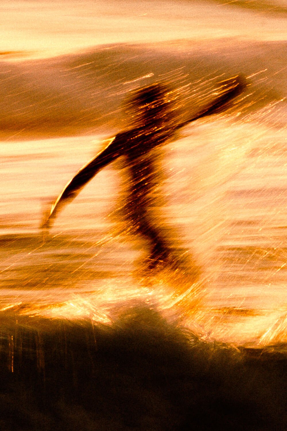 Une silhouette humaine en mouvement dans un environnement illuminé par une lumière chaude, avec un effet de flou dynamique.