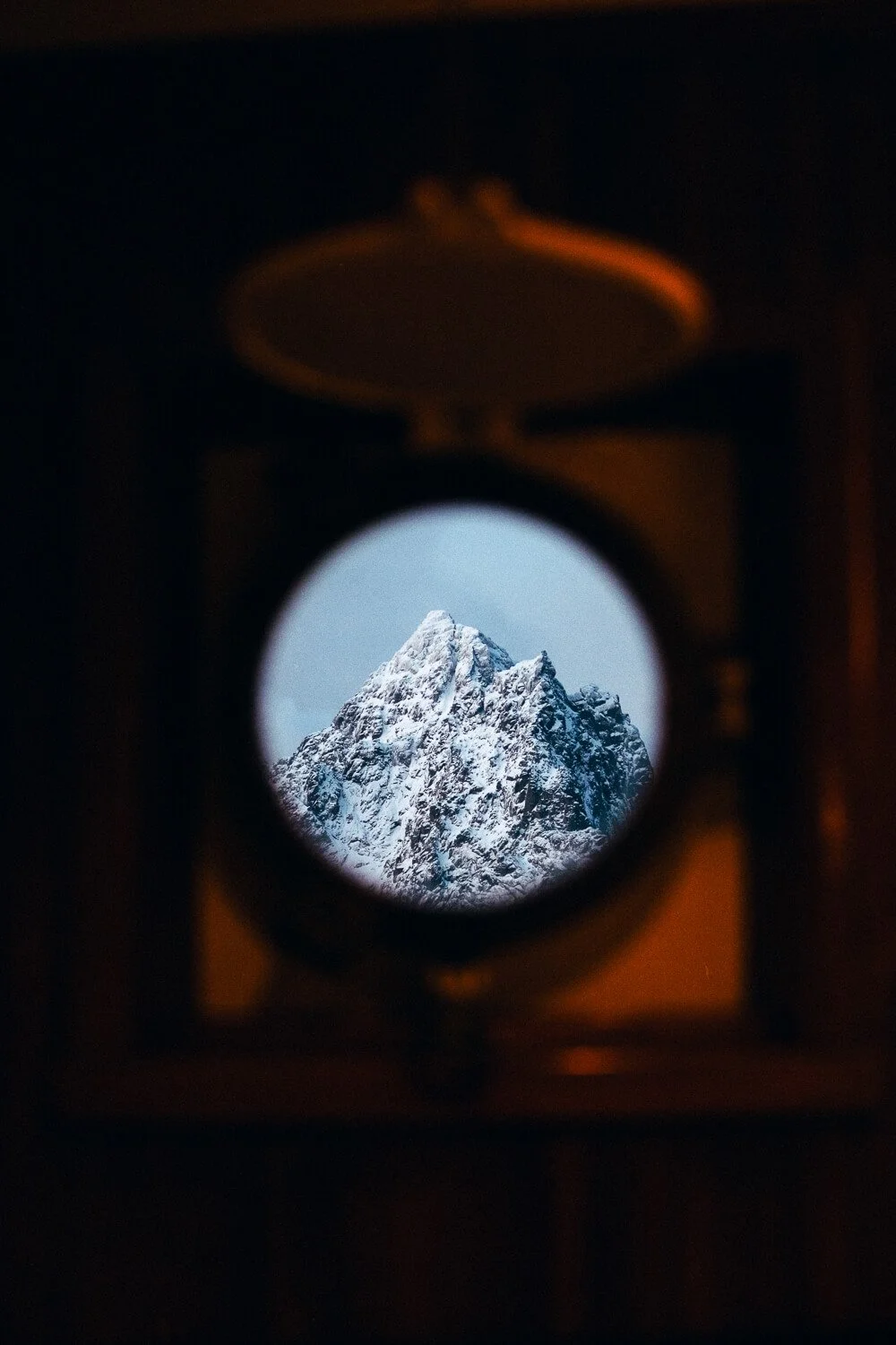 Montagne enneigée vue à travers la loupe d'un appareil photo.