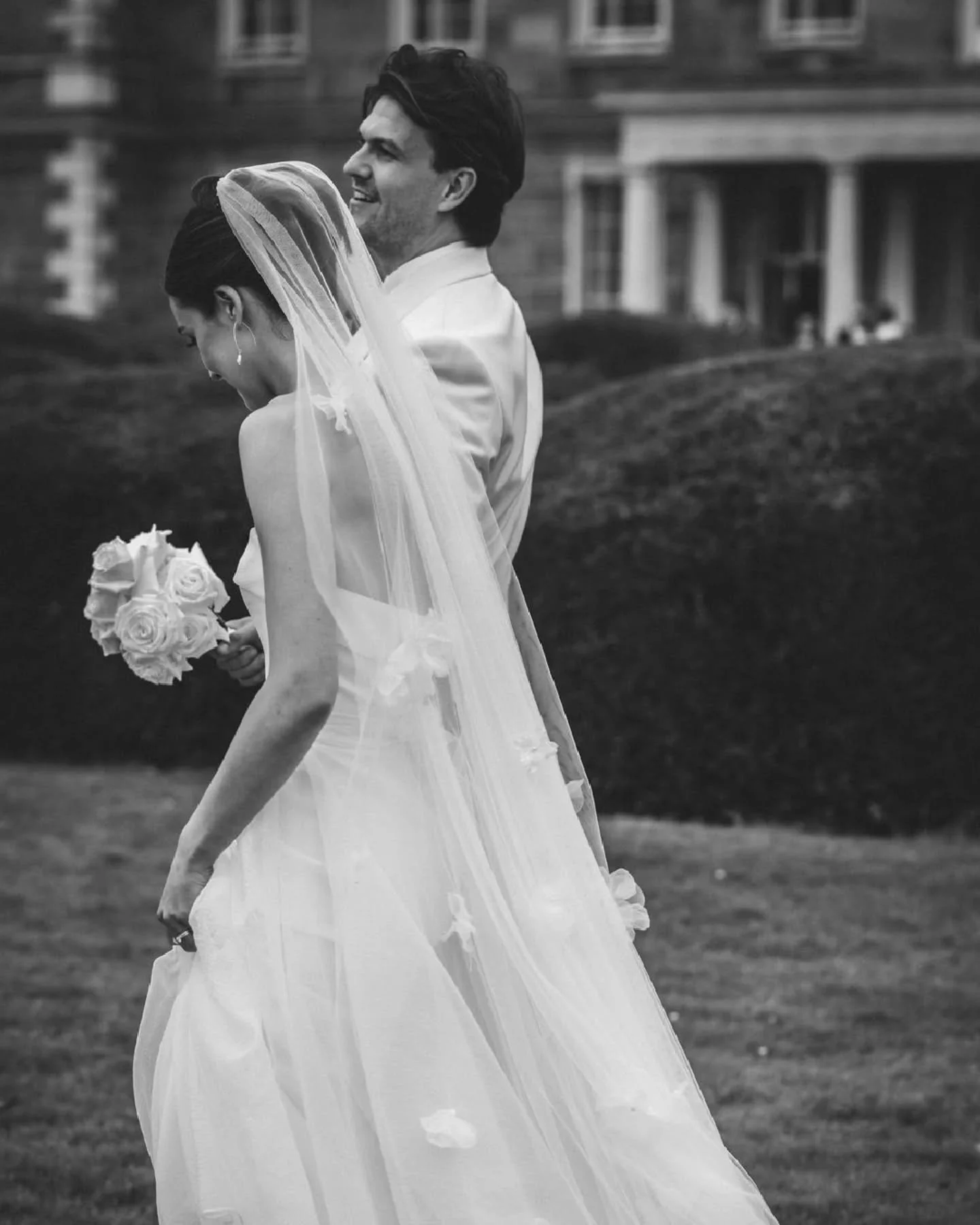 A stunning day at @cartonhouse.fairmont for A+R, who chose Heart and Soul from my semi-custom collection. They paired the printed invite with a soft pastel blue envelope, and included a matching digital invite, ensuring a cohesive experience for gues