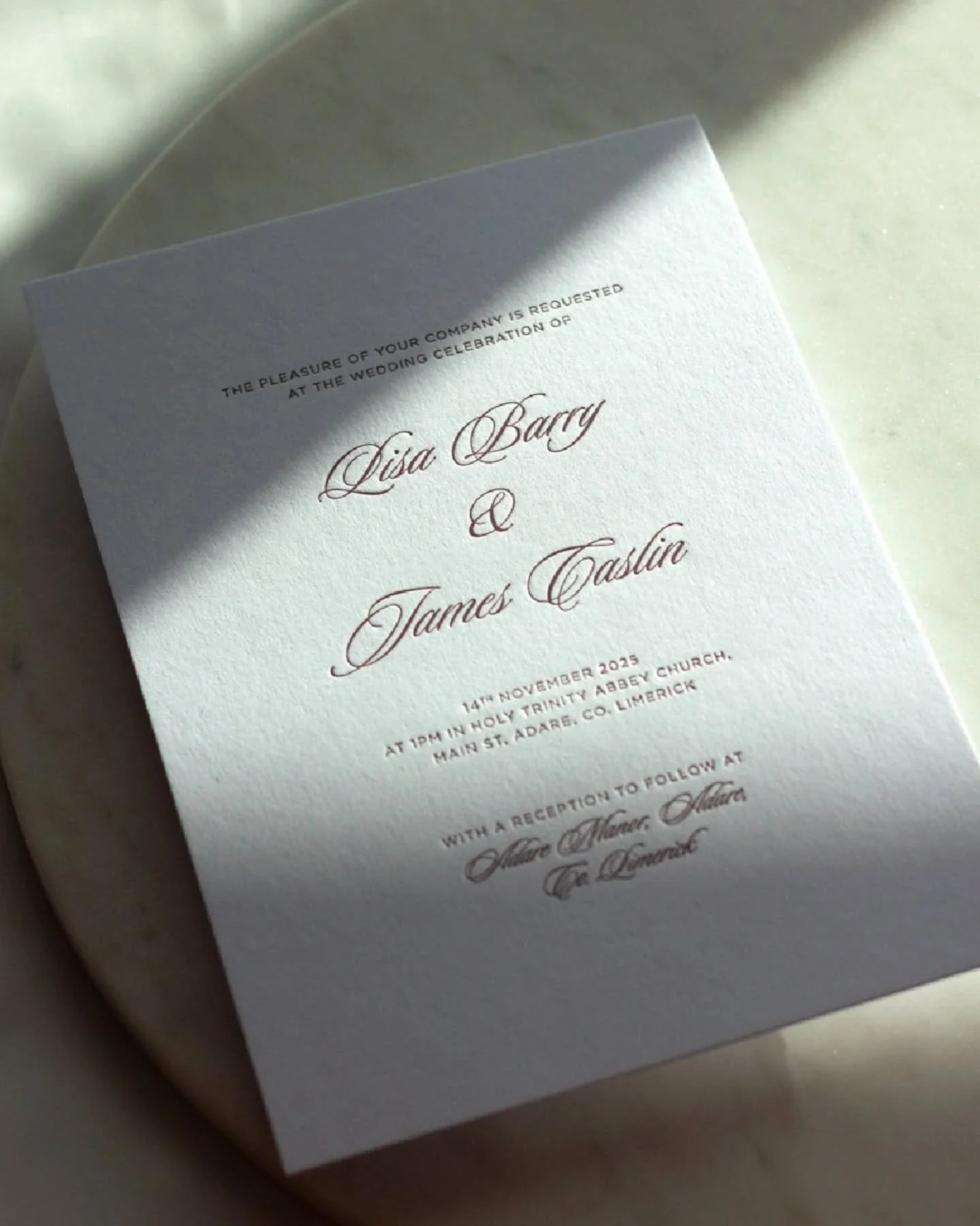 Simplicity at it&rsquo;s finest 👌🏼

Burgundy letterpress on ultra thick crisp White Frost paper, with carefully chosen typography, a custom illustration of the gorgeous @theadaremanor on Mist, blind embossed custom monogram with digital white ink o
