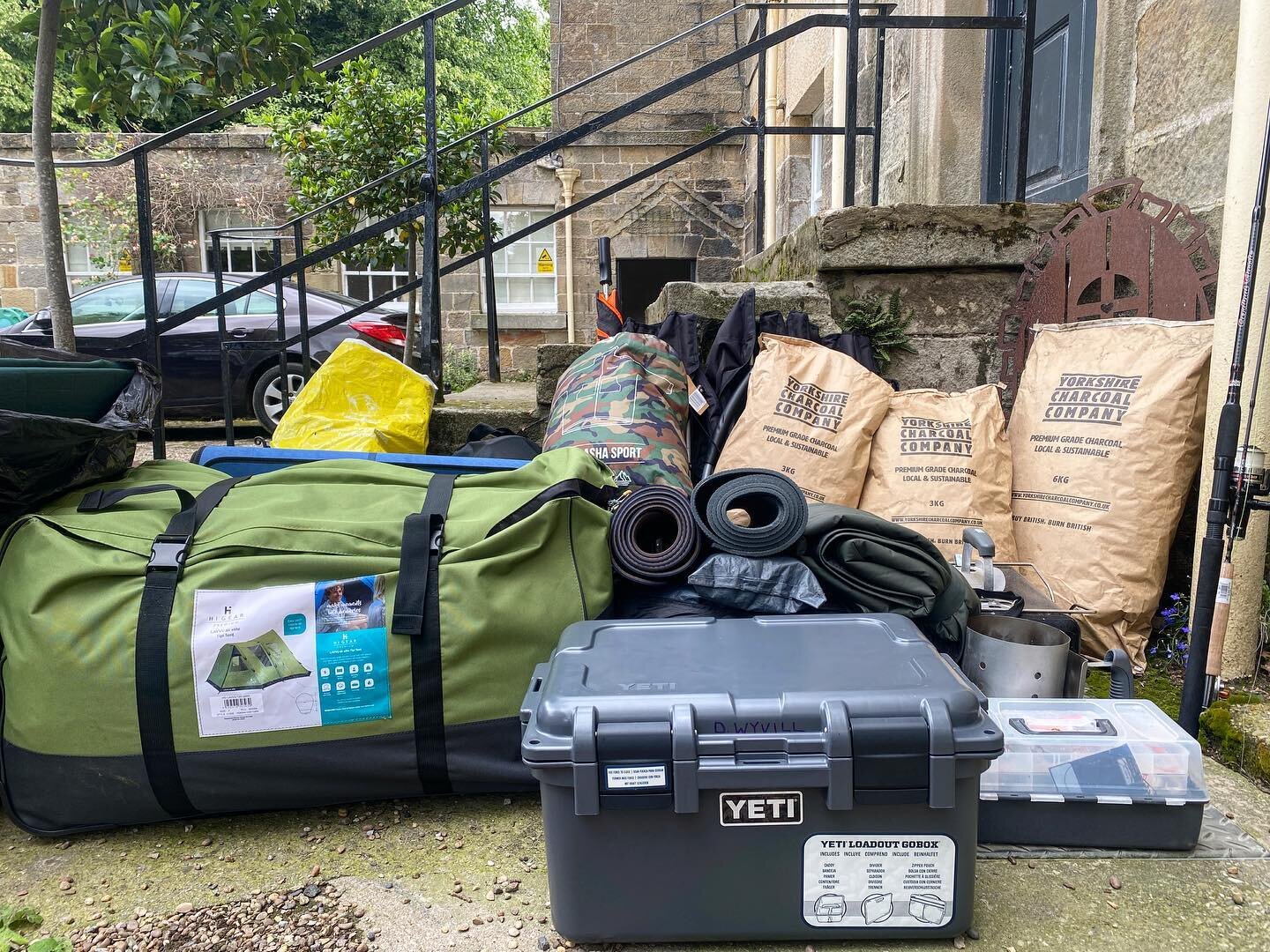 Packing light again ! 
All the essentials for a family camping trip. 
🛶🏔⛺️🏕🛖🕯💡🪓🍔🌭🥩🍳

#camping #bbq #familytime #cookingoutdoors #tentlife #cookingoncoalstastesbetter #yorkshirecharcoalcompany #onamission #ontour #scoutshonor