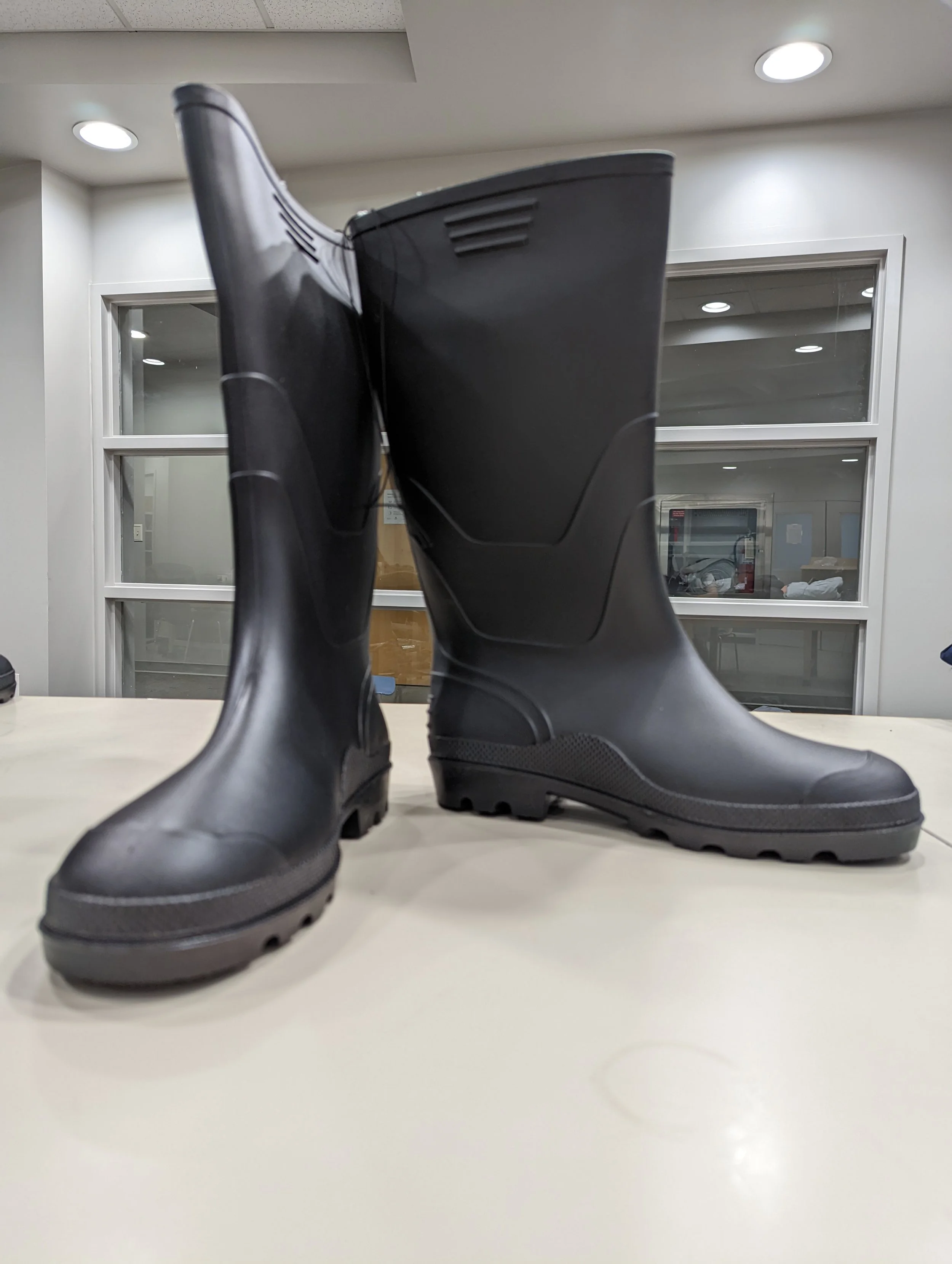 Product ID: F25
Mountain Warehouse rain boots
Mens 8