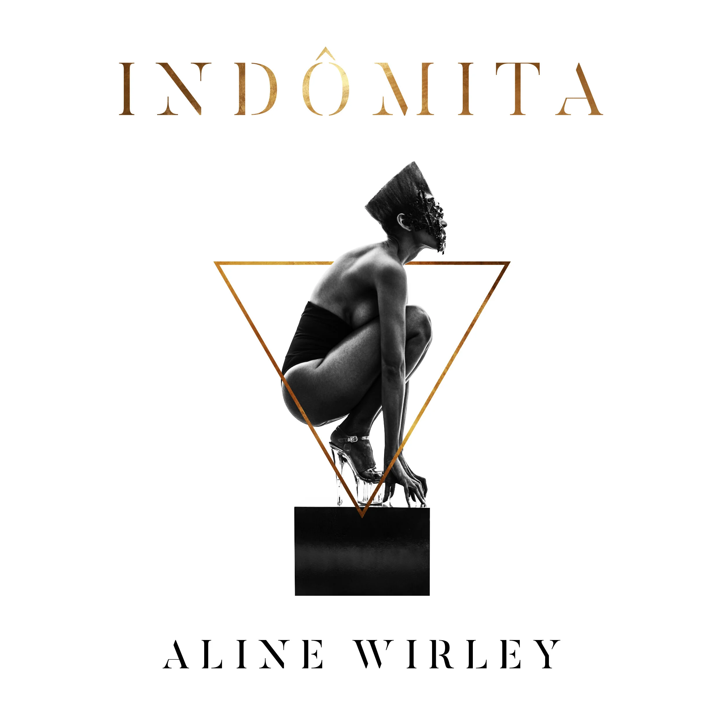 Capa do livro 'Indomita' de Aline W Family, com o título em letras douradas e uma imagem em preto e branco de uma mulher com máscara artística na face, posicionada dentro de um triângulo dourado decorativo