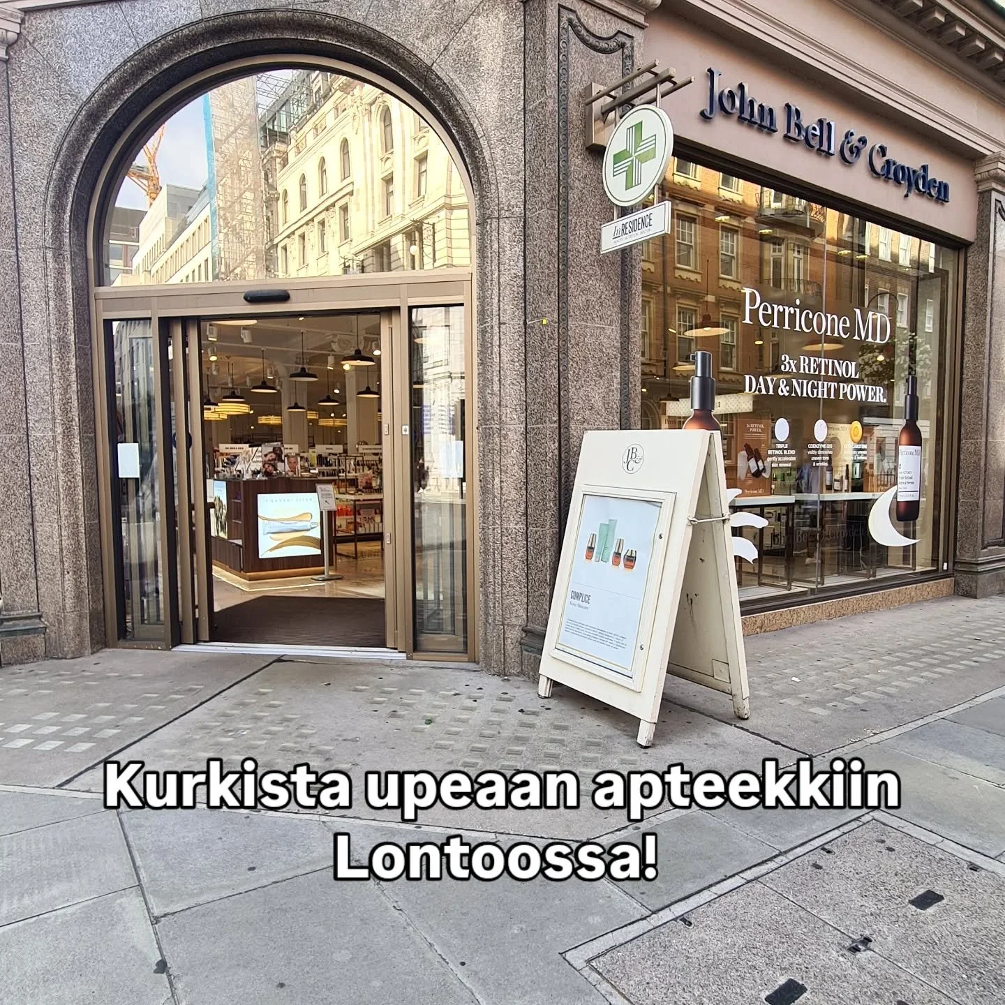 Tule tutkimaan kanssani lontoolaista John Bell &amp; Croyden apteekkia! ✨ T&auml;m&auml; apteekki oli aivan unelmieni apteekki, en ole n&auml;hnyt vastaavaa viel&auml; miss&auml;&auml;n muualla. Niin kaunis, ett&auml; kuvatkaan eiv&auml;t tee sille o