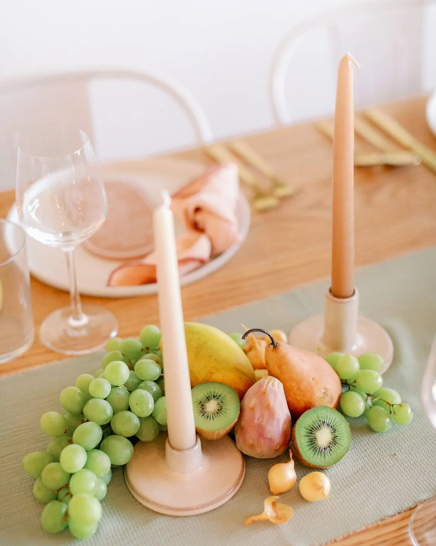 Summer tablescapes all need elevated fruit moments...wouldn't you agree!
.
.
.
Design/Styling: @c.c.monroedesign 
Floral Design: @shindigchic 
Acrylic Placecards &amp; Signage: @creativeamme 
Venue: @festoon_la 
Photographer: @caitlinalohilaniphoto