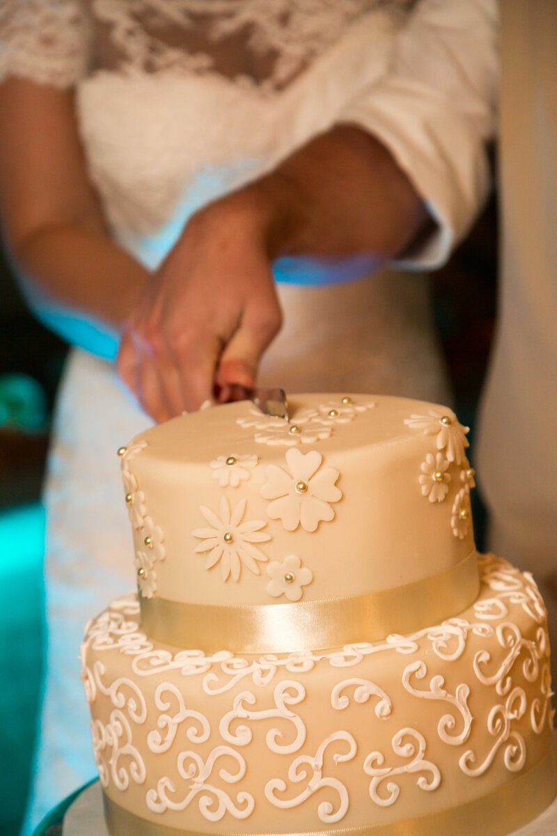 wedding-cake-cutting-wedding-cake-white-and-gold-wedding-cake.jpg