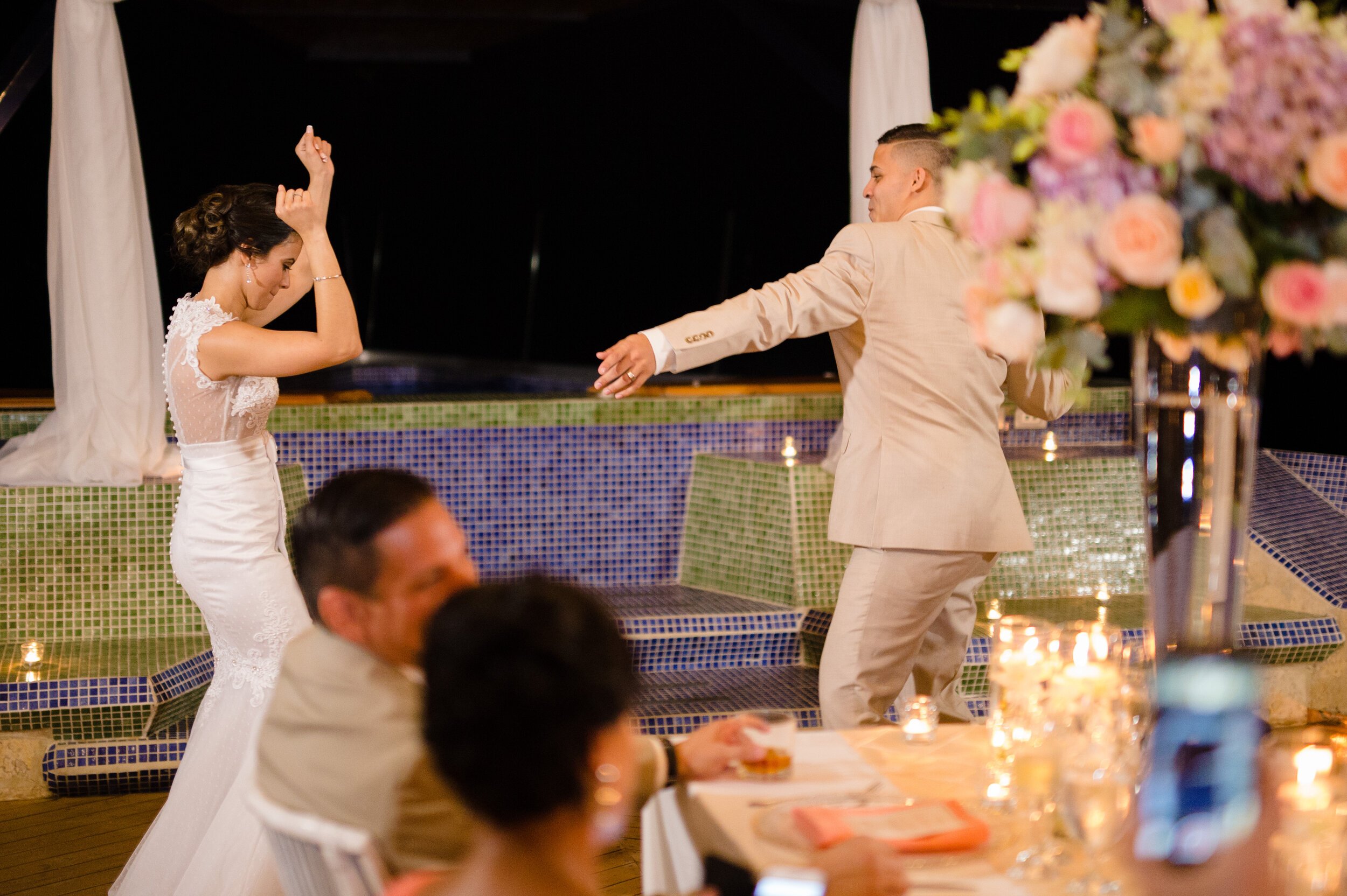 bride-and-groom-dancing-bride-and-groom-swinging-punto-de-vista.jpg