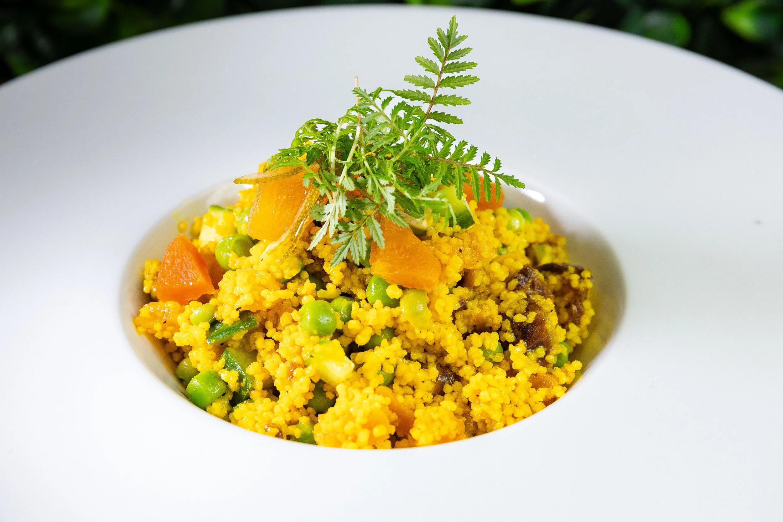 Salade de couscous aux légumes avec de la coriandre en garniture