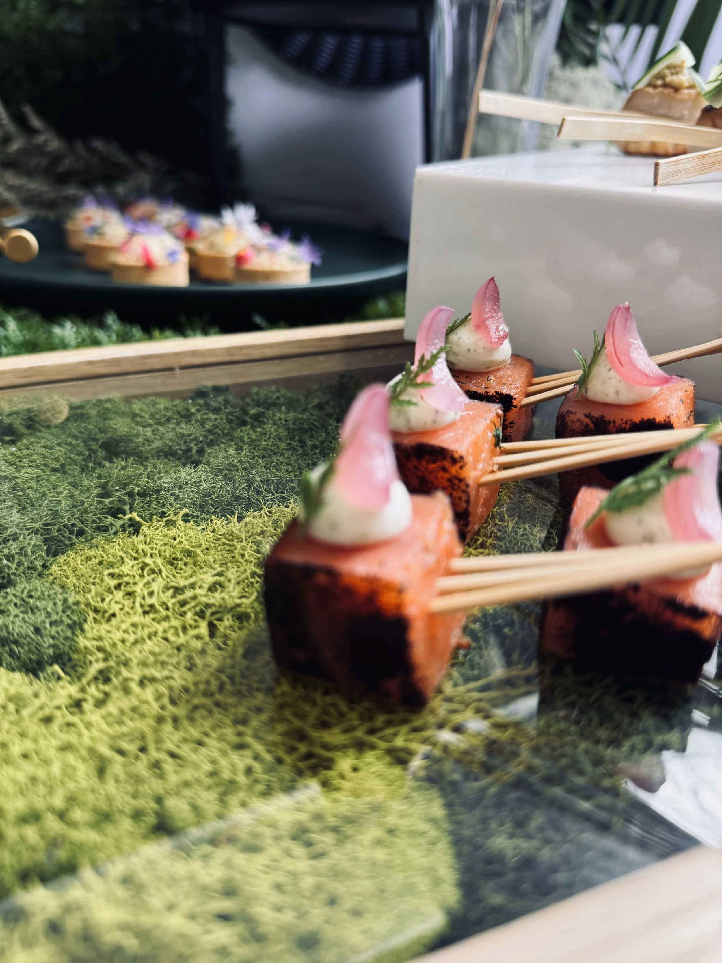 gravlax de saumon gel de cassis / bouchées cocktail