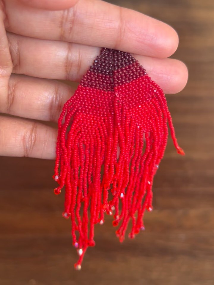 Root wings - Just shipped off a pair of these earrings to one of my sistars. 

As I was making them, I couldn&rsquo;t get this song out of my head. 

Slide 2: My sistar and model @sauda_thema showing off her pair 😍

#beadedjewelry #rootchakra #explo