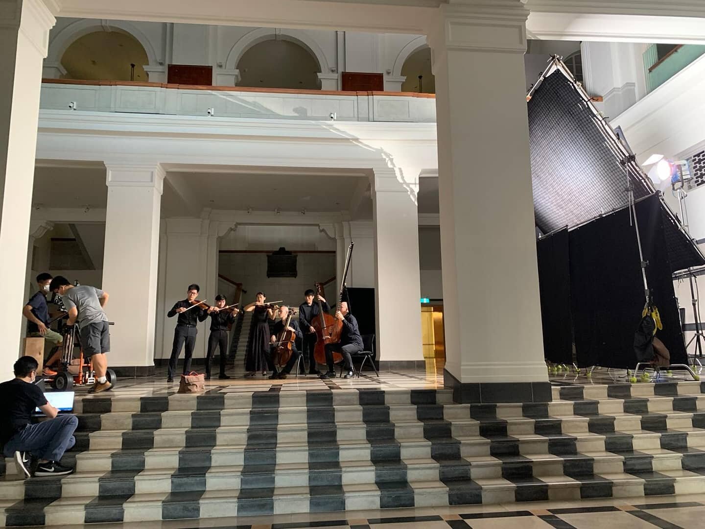 #behindthescenes of our latest MV of Vivaldi's Cum dederit..

Our shoot was 5-9am at @nationalgallerysingapore , and the crew was there since 3:45am! 😱 During those unearthly hours, we were able to catch darkness 🌃, the breaking of dawn 🌅, and eve