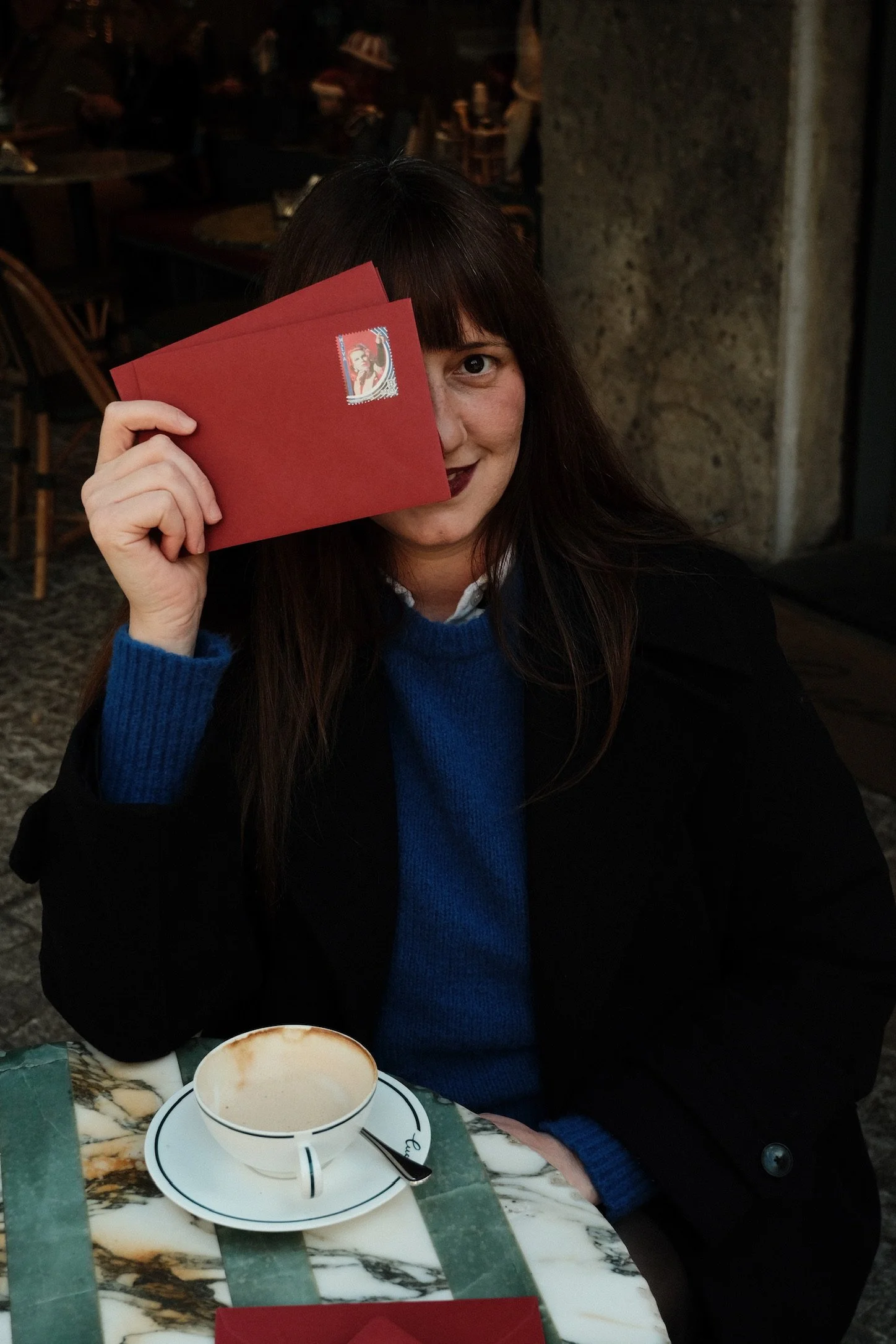 Veronica Ciccotti con in mano una lettera di Verilover's Mail Club