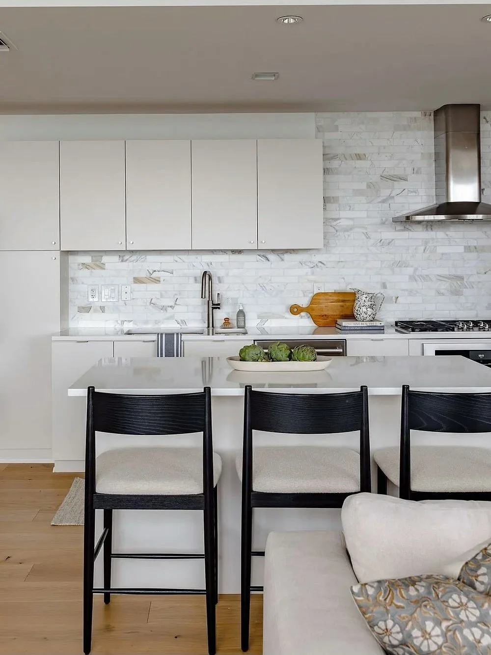 Some very satisfying before &amp; afters from our Riverside Haven Project. 🕊️ 📸: @gennymollerphotography 

We took this South Waterfront condo from builder-basic to beautifully curated. The before had good bones but little personality, with its col