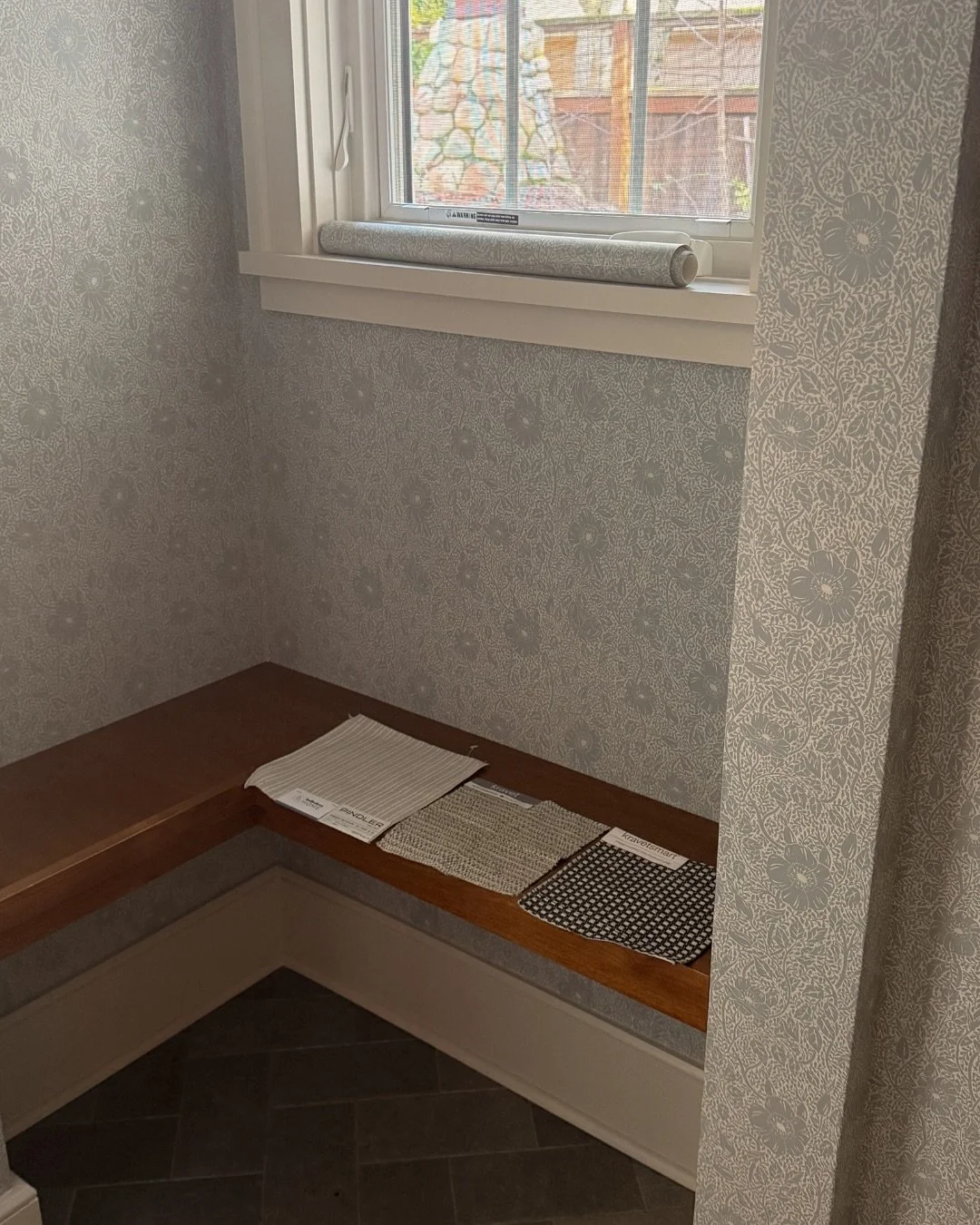 What bench fabric are you choosing to pair with this wildflower wallpaper? 👀 

Left: Linen Pinstripe
Middle: Marled Basketweave
Right: Heathered Grid

Leave your vote in the comments below!