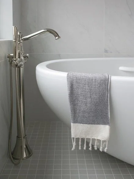 Soaking tubs aren&rsquo;t just beautiful, they&rsquo;re intentional. 

They create a focal point, allow the room to breathe and give a bathroom that spa-like feel we&rsquo;re all after 🌿

Good design is never accidental. 
#primarybathroom #soakingtu