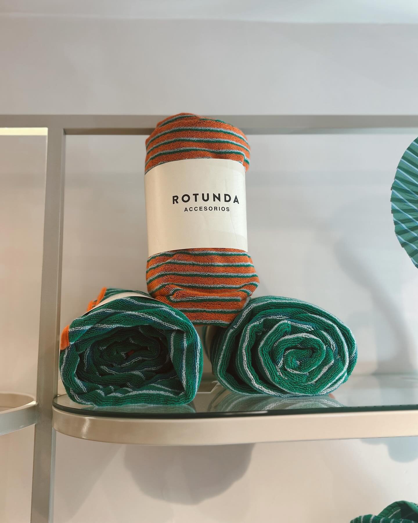 Se siente el veranito y @rotundastore ya est&aacute; preparado con sus infaltables: toallas, paletas, sandalias, bikinis, accesorios, bolsos y mucho m&aacute;s. ☀️👙👒