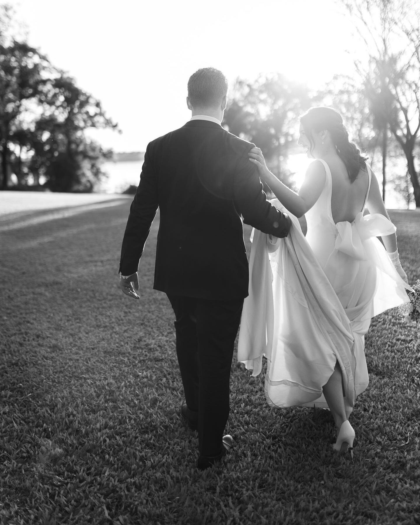 Un estilo cl&aacute;sico, elegante y femenino para el vestido hecho a medida de @vanenotario 

Elaborado totalmente con creppe espa&ntilde;ol y el lazo de organza de seda natural

Fotograf&iacute;a @desdeelalmapy 

#atelierbeverlykuhl