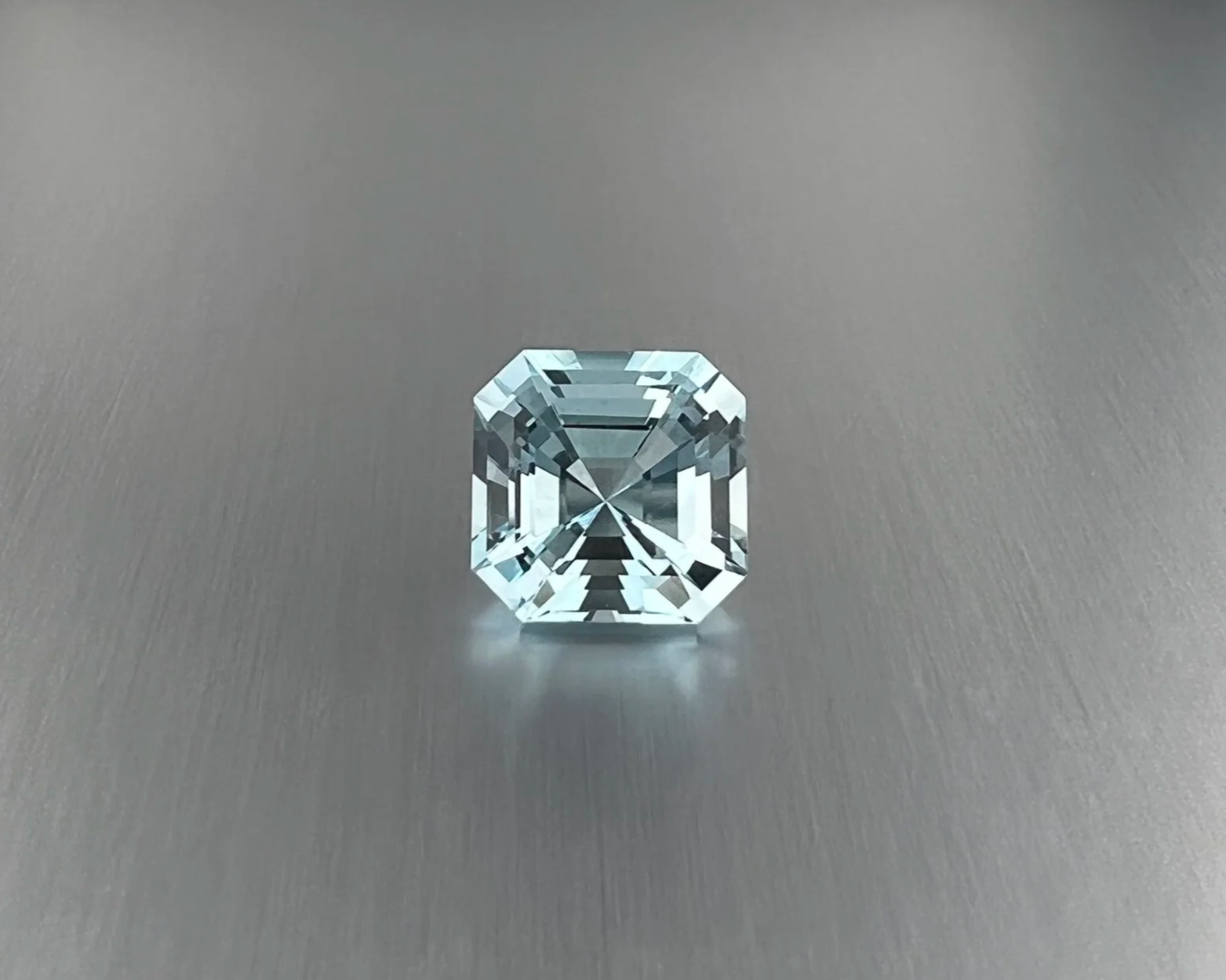 Natural aquamarine available for custom jewelry design and gemstone sourcing.