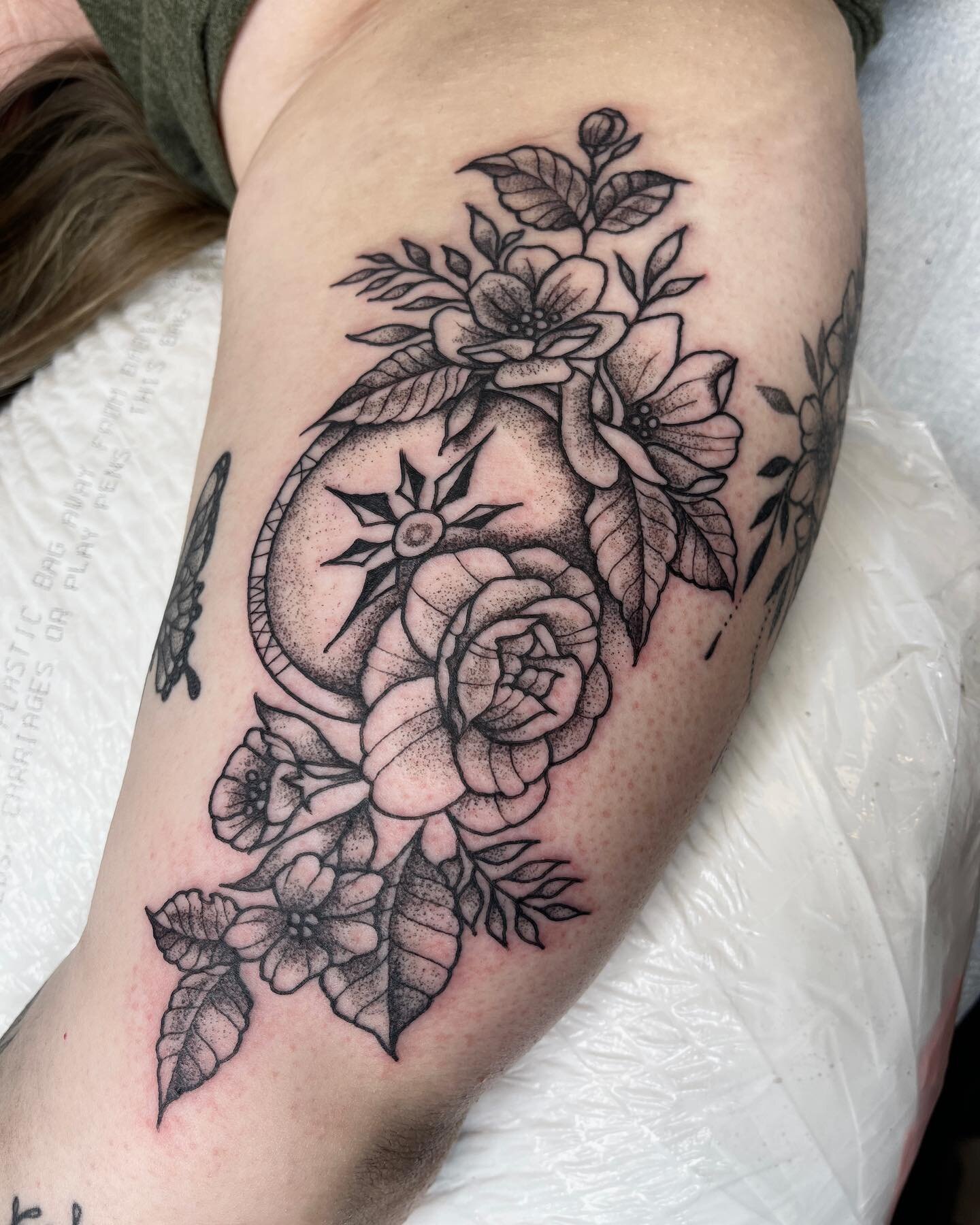 Stipple shaded flowers and compass by @emilycolgantattoos! Give her a follow and DM her to book an appointment.

#stippletattoo #stippled #stippledtattoo #blackandgreytattoo #flowertattoo #compasstattoo #tattoo #tattooideas #tattooartist #junipermoon