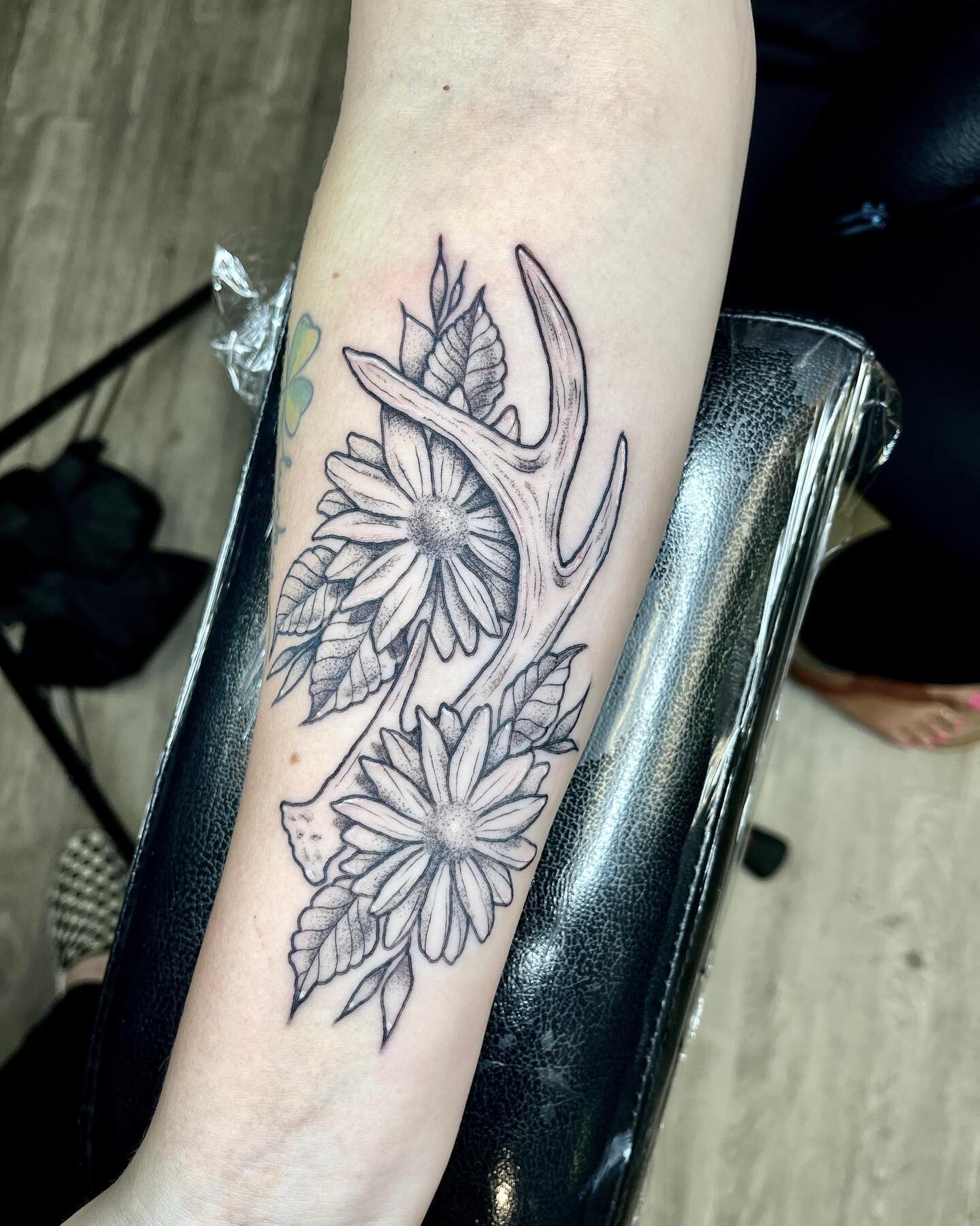 Floral antler tattoo by @emilycolgantattoos! Give her a follow and DM her to book an appointment.

#floraltattoo #stippletattoo #antlers #blackandgreytattoo #stippleshading #flowers #flowertattoo #delicatetattoo #naturetattoo #armtattoo #femaletattoo