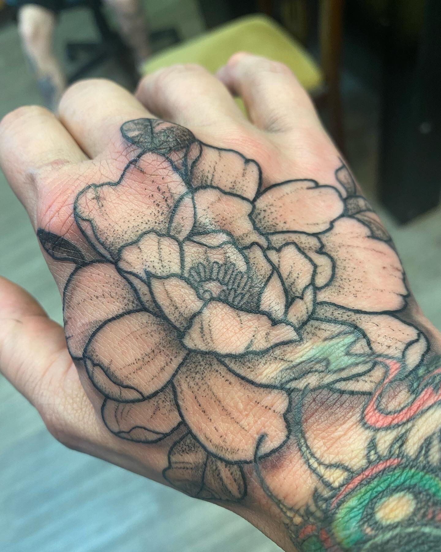 Super clean hand tattoo by @ayla_inks she killed this one on our very own @brookbaileytattoo 🖤
