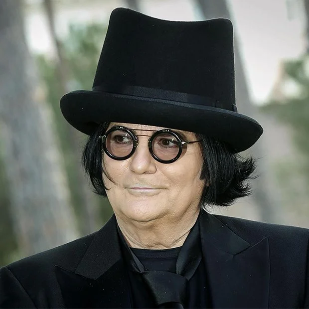 L'abito non fa il monaco, ma piume e lustrini fanno molto Renato Zero —  CONCETTA MAGAZINE